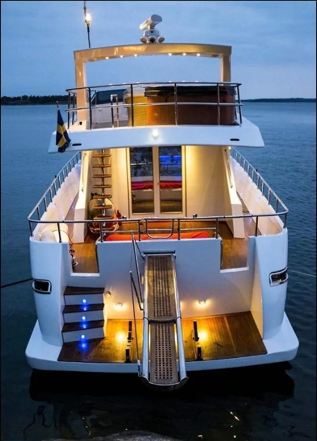 1-3 Bed Cabin On A Luxurious Yacht Stockholm Botel