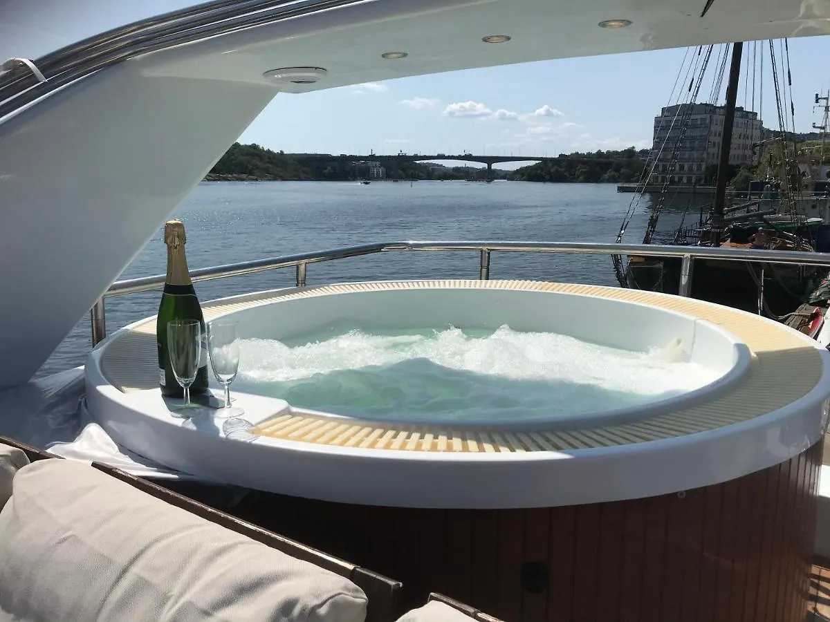 1-3 Bed Cabin On A Luxurious Yacht Stockholm Botel
