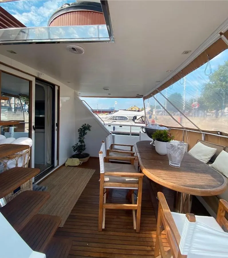 1-3 Bed Cabin On A Luxurious Yacht Στοκχόλμη Πλωτό κατάλυμα